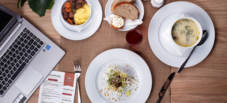 PAUSA PRANZO: Un boccone al volo o un piatto equilibrato?